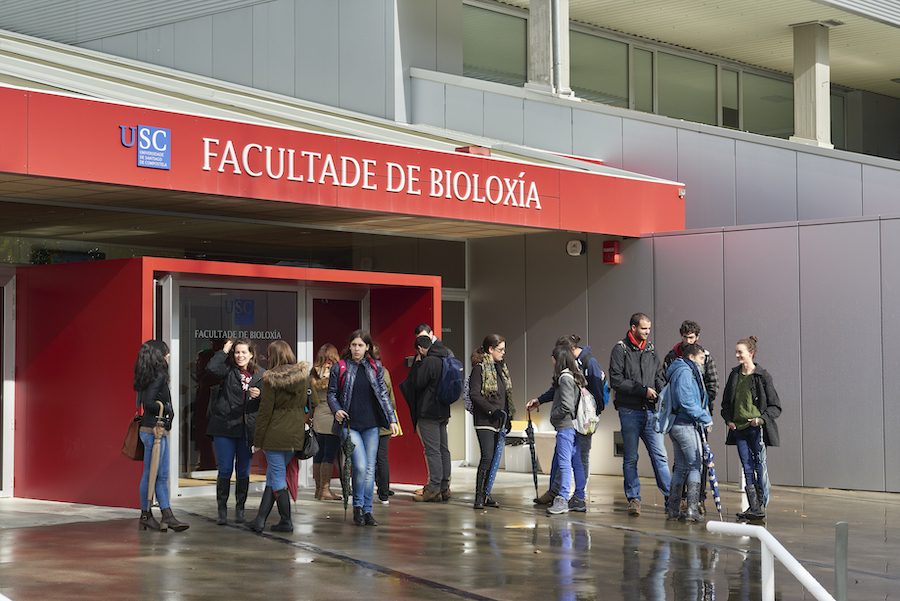 Estudiantes a la entrada de la Facultad