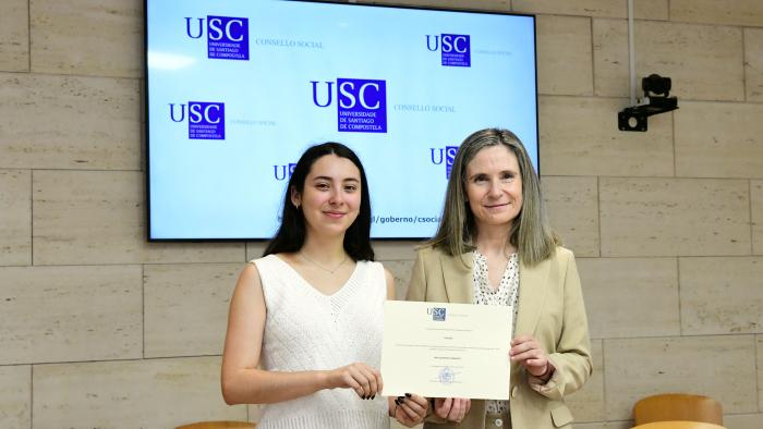 Lara Quinteiro Fernández recibiu o diploma de mans de Cecilia Sierra. FOTO: Santi Alvite