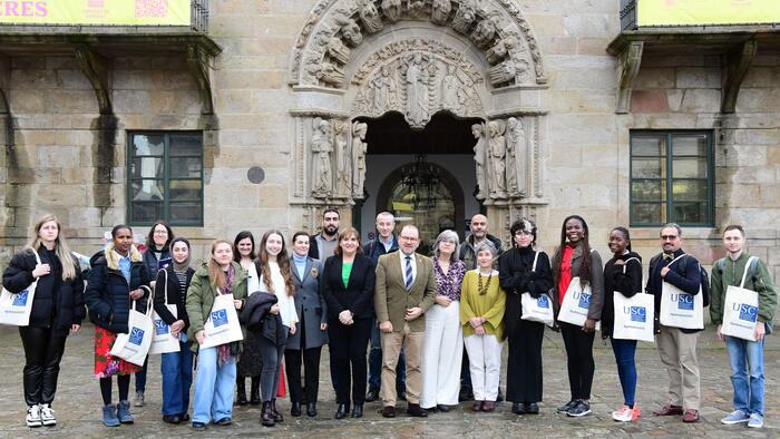 Foto de grupo do reitor e autoridades con parte do estudantado beneficiario dos programas de cooperación internacional. Foto: Santi Alvite Foto de grupo do reitor e autoridades con parte do estudantado beneficiario dos programas de cooperación internacional. Foto: Santi Alvite