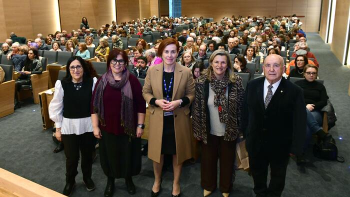 A clausura presidiuna a vicerreitora Pilar Murias (no centro). Foto: Santi Alvite