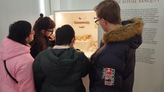 Participantes no obradoiro durante a súa visita ao Museo Universitario A Domus do Mitreo