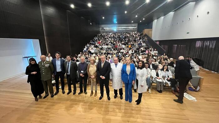 Foto de familia de autoridades e asistentes