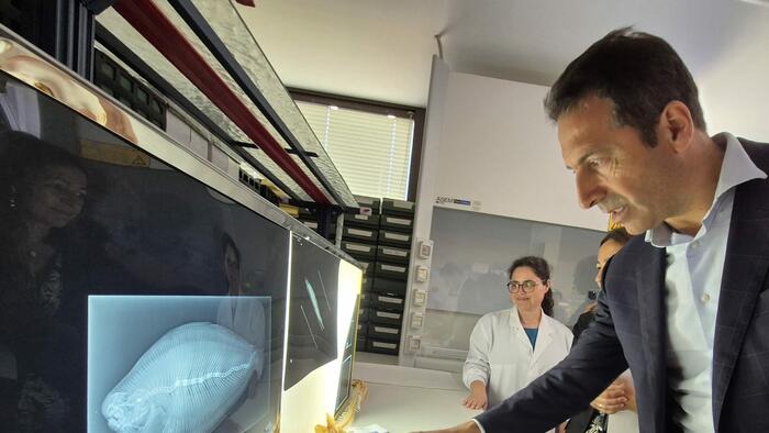 Alfonso Villares aproveitou a súa presenza para realizar un percorrido polas instalacións. FOTO: Xunta de Galicia