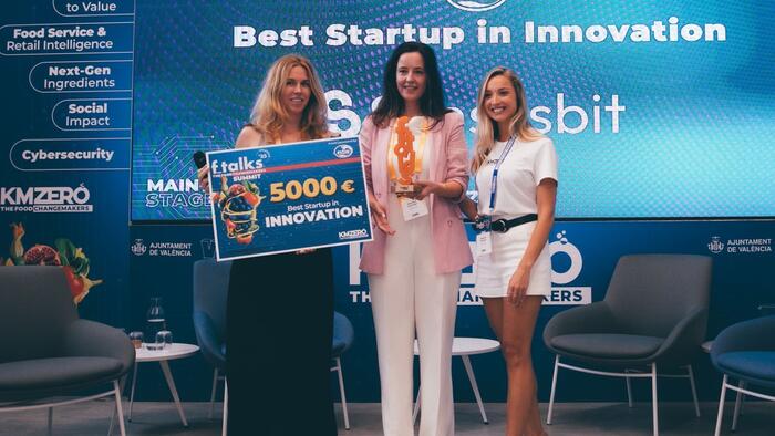 Maruxa Quiroga recollendo o premio en Valencia