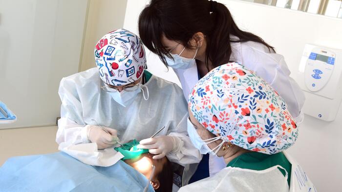O desaxuste na composición no microbioma vincúlase con varias enfermidades, entre elas a periodontite. Imaxe de arquivo de prácticas na Fcaultade de Odontoloxía. Foto: Santi Alvite