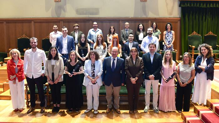 As persoas premiadas xunto coa autoridades académicas que interviñeron no acto de entrega. Foto: Santi Alvite