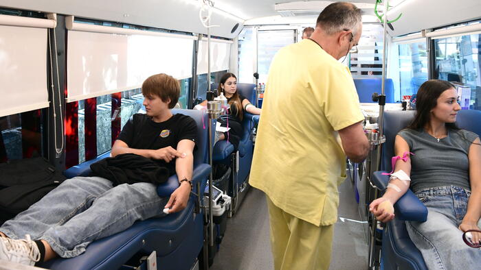 Estudantes da USC doando sangue neste inicio de campaña. Foto: Santi Alvite