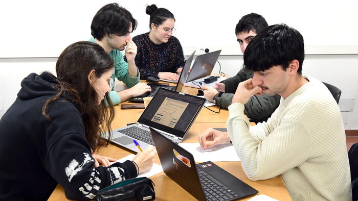 O programa diríxese a adquirir competencias en xestión empresarial cooperativa. Foto: Santi Alvite