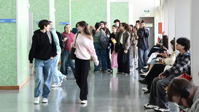 Estudantes polos pasillos de Filoloxía. Foto: Santi Alvite