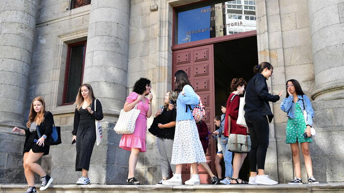Imaxe de arquivo de estudantado diante da Facultade de Xeografía e Historia. FOTO: Santi Alvite