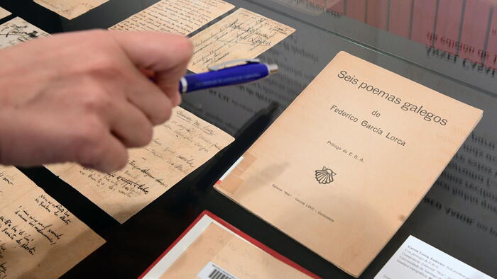 Na exposición exhíbense os dous exemplares que a BUSC posúe da edición prínceps dos 'Seis poemas galegos'. FOTO: Santi Alvite Na exposición exhíbense os dous exemplares que a BUSC posúe da edición prínceps dos 'Seis poemas galegos'. FOTO: Santi Alvite