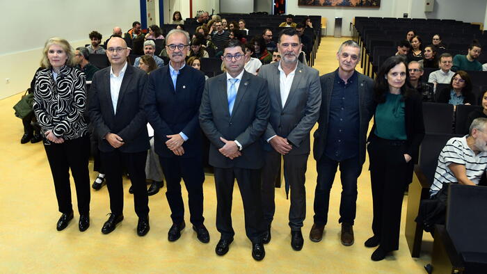 As decanas e decanos, co vicerreitor do Campus de Lugo e o presidente da RAGC, antes de comezar o acto. Foto: Santi Alvite