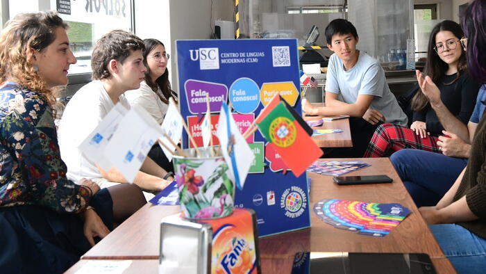 En febreiro iniciará o prazo para participar nas Conversas de francés, inglés e checo. Foto: Santi Alvite