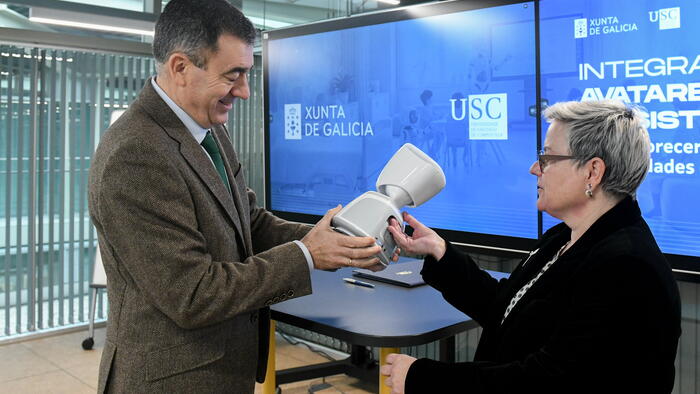 A profesora Carmen Fernández Morante explícalle ao conselleiro o funcionamento do avatar robótico. Foto: Xunta de Galicia