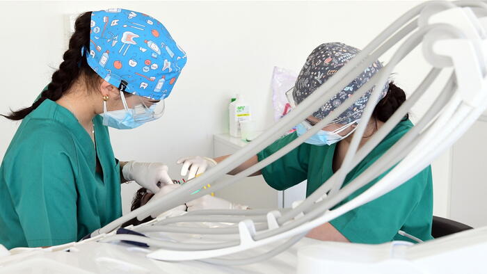 Prácticas na Facultade de Odontoloxía da USC. Foto: Santi Alvite