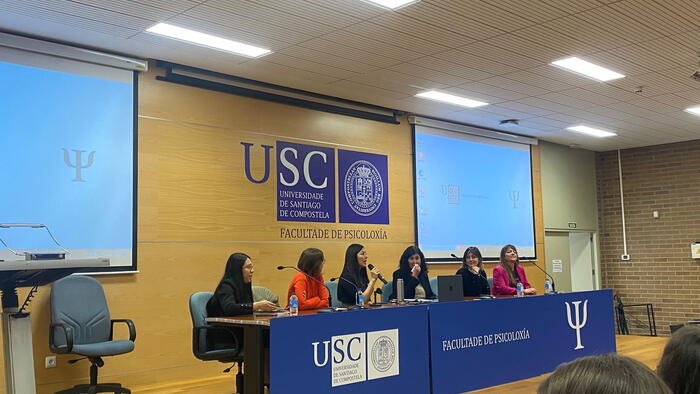 Mesa do coloquio “As mulleres na ciencia: existir, resistir e transformar”. 