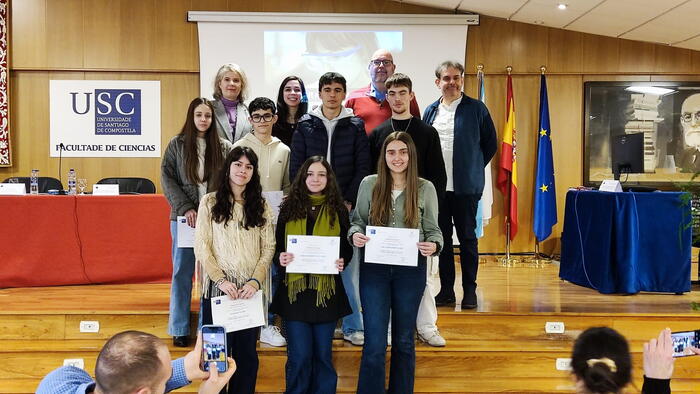 Foto de familia das persoas premiadas e demais participantes no acto