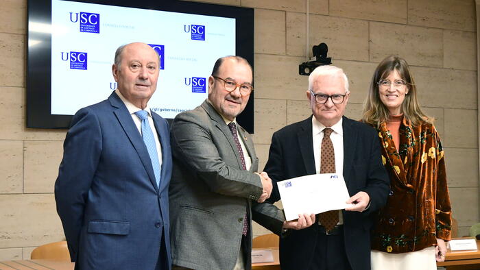 Villanueva recolleu o premio da man do reitor e en presenza da presidenta de Alumni USC e do vicepresidente do Consello Social. Foto: Santi Alvite