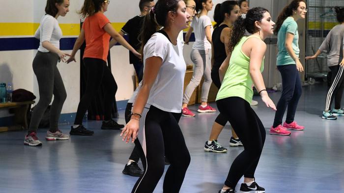 Estudiantes practicando zumba