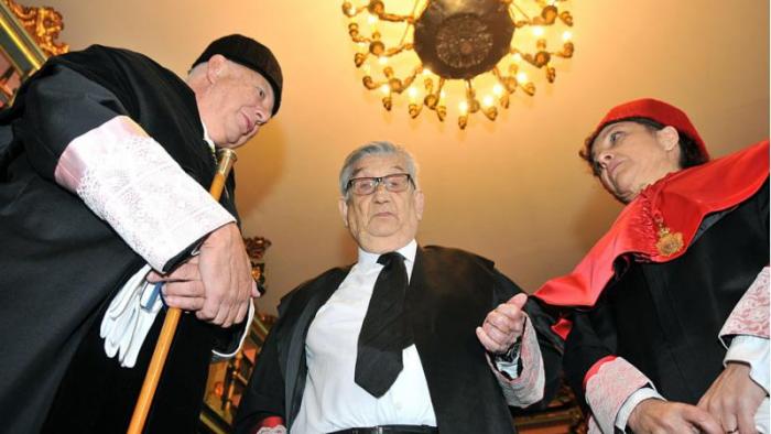 Luís Díez-Picazo xunto co reitor Juan Casares e a profesora María Paz García (Foto: Santi Alvite) Luís Díez-Picazo xunto co reitor Juan Casares e a profesora María Paz García (Foto: Santi Alvite)