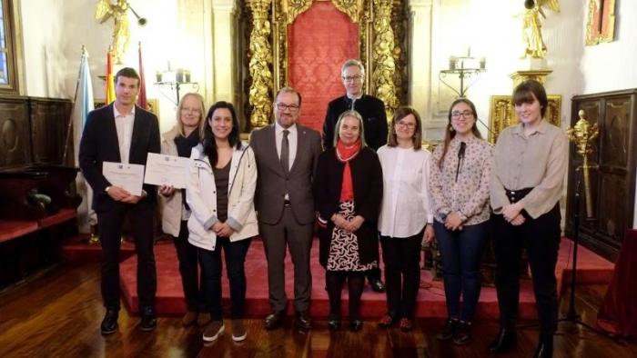 O reitor coas persoas gañadoras e representantes de entidades colaboradoras. Foto: Servimav