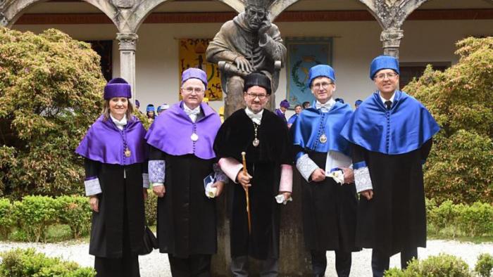 O reitor, no centro da imaxe, xunto cos novos honoris causa e os seus padriños. Foto: Santi Alvite