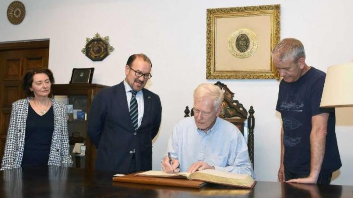 Klaus von Gadow asina no libro de honra da USC en presenza do reitor, Antonio López. Foto Santi Alvite Klaus von Gadow asina no libro de honra da USC en presenza do reitor, Antonio López. Foto Santi Alvite