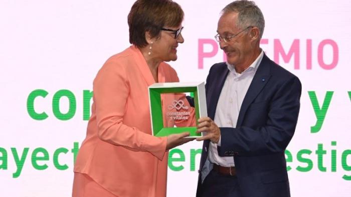 O profesor Ángel Carracedo recibe o premio ‘Constantes y Vitales’ 2019 de mans da Secretaria de Estado, Ángeles Caballero. Imaxe cortesía de La Sexta