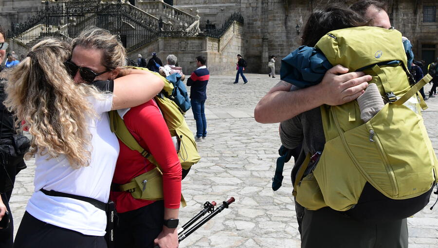 Peregrinas á sua chegada ao Obradoiro. Foto: Santi Alvite