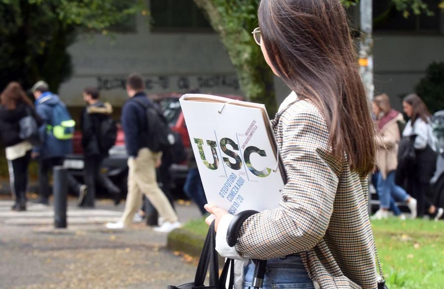 estudante con carpeta