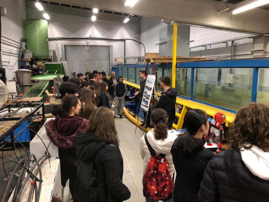 Alumnado e investigadores na canle de ensaios de ondas mariñas