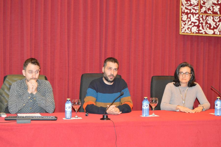 De esquerda a dereita, Rodrigo Carballo, Alberte Castro e Mariluz Gil, na sesión de apertura do OpenLab2019