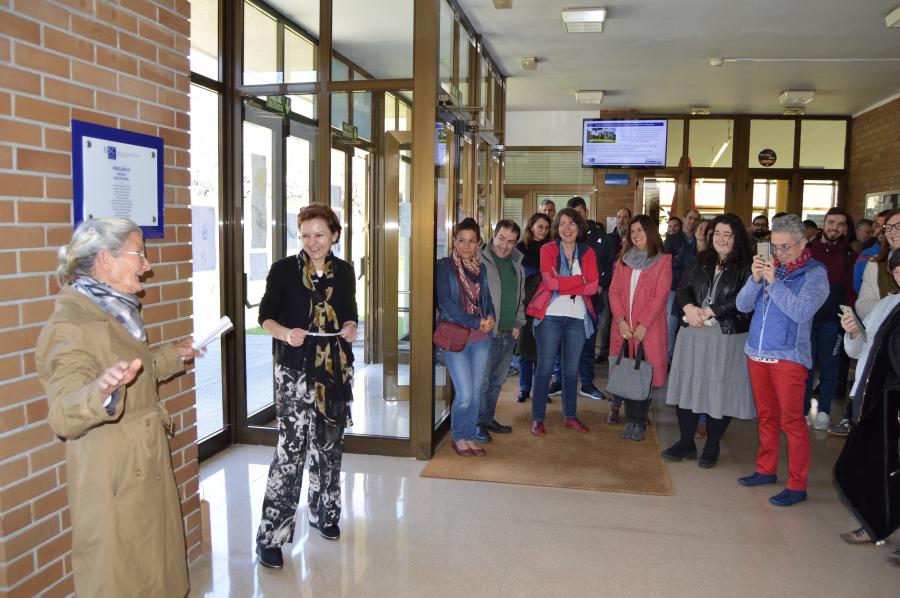 Benedicta Sánchez, á esquerda, e Rosa Romero, antes de descubrir a placa conmemorativa na EPSE