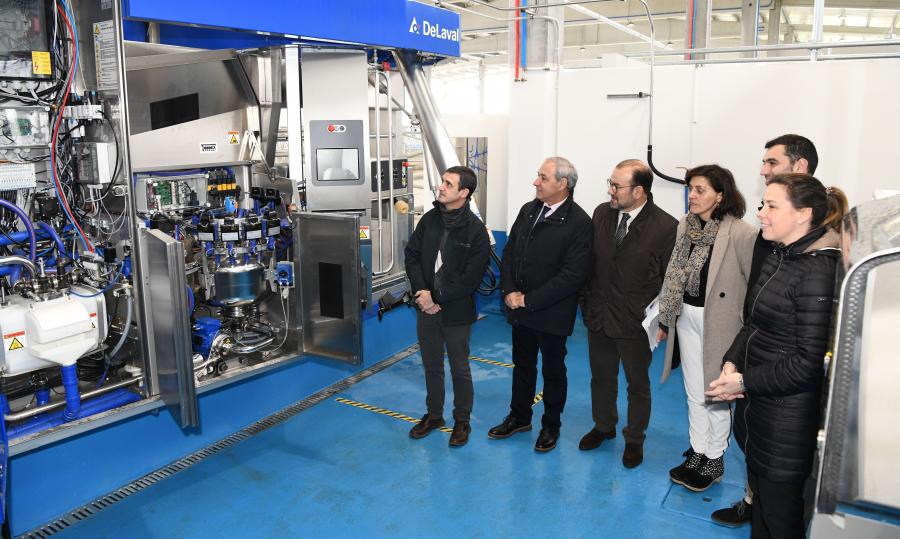 Roberto Fernández, Germán Santamarina, Antonio López, Montserrat Valcárcel e Pilar García, diante do robot de muxido da Granxa Experimental. Foto: Santi Alvite