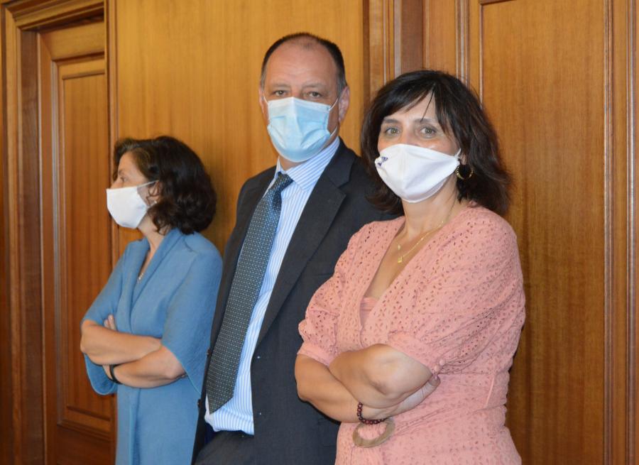 Elvira López Mosquera, Jesús Méndez e Montserrat Valcárcel, na sede de Caixa Rural Galega