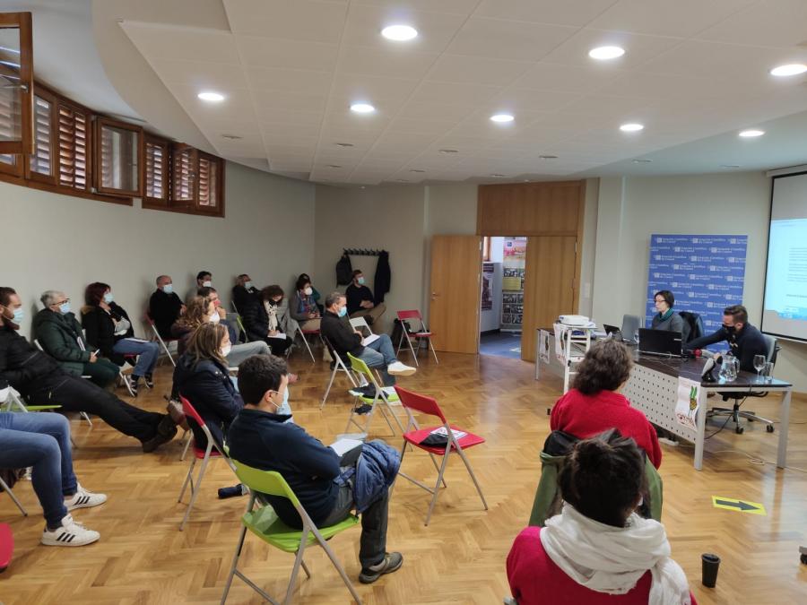 Participantes no seminario sobre patrimonio cultural, na Estación Científica do Courel