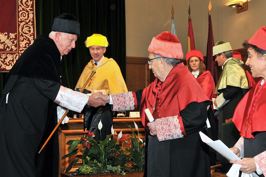 Juan Casares Long saudando a Luís Díez-Picazo y Ponce de León Juan Casares Long saudando a Luís Díez-Picazo y Ponce de León
