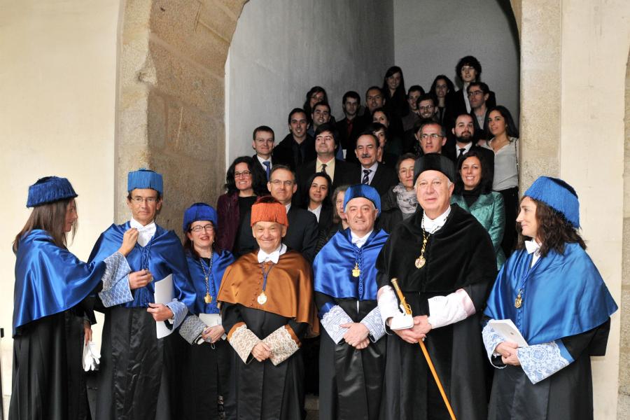 Amable Liñán co reitor, Juan Casares, o padriño, Alfredo Bermúdez de Castro y López Varela, e algúns dos asistentes ao acto Amable Liñán co reitor, Juan Casares, o padriño, Alfredo Bermúdez de Castro y López Varela, e algúns dos asistentes ao acto