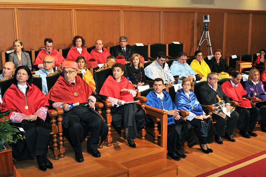 O homenaxeado e algúns asistentes durante o acto O homenaxeado e algúns asistentes durante o acto