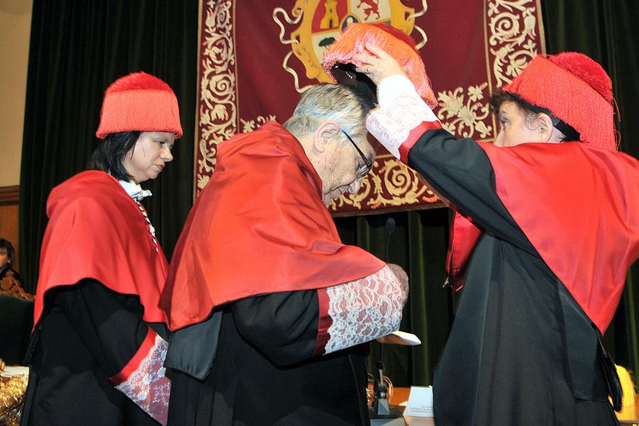 Colocación do birrete ao homenaxeado Colocación do birrete ao homenaxeado