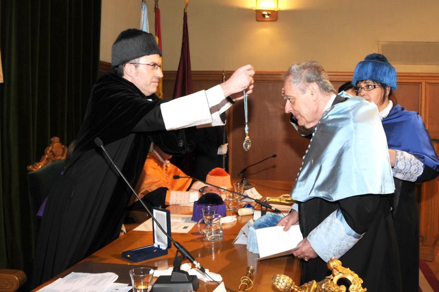 O reitor, Senén Barro, colocando a medalla a Cesare Segre O reitor, Senén Barro, colocando a medalla a Cesare Segre