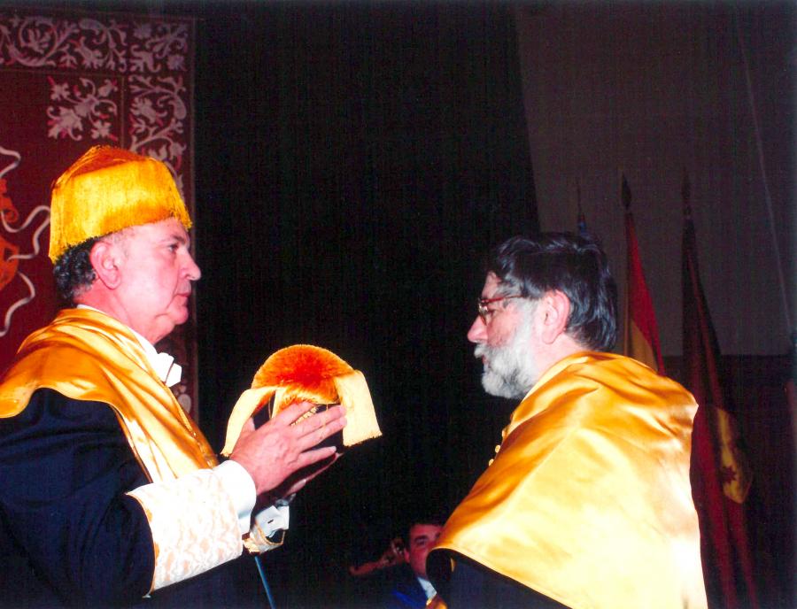 Jerónimo Forteza coloca o birrete a Juan Rosai Jerónimo Forteza coloca o birrete a Juan Rosai