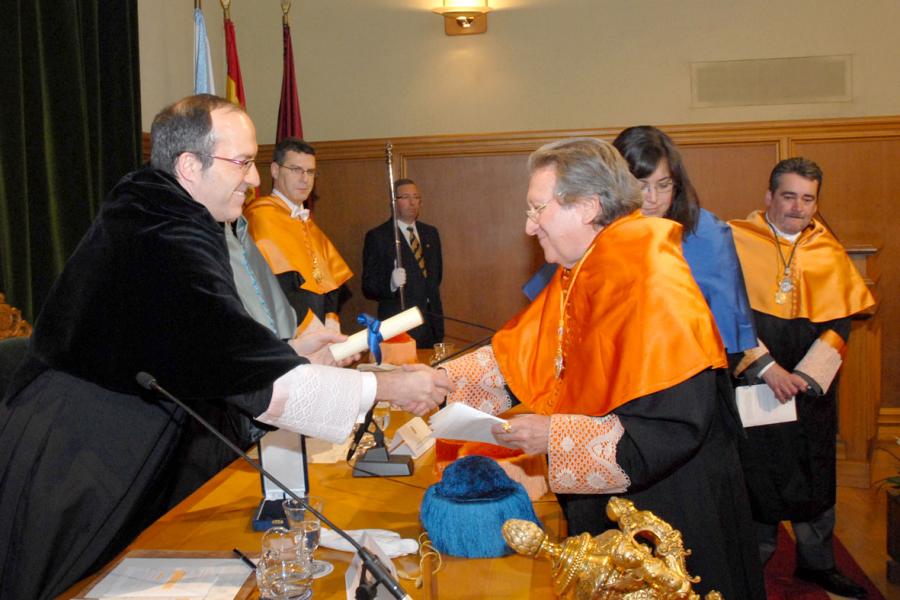 O reitor, Senén Barro, felicita a Jaime Gil Aluja O reitor, Senén Barro, felicita a Jaime Gil Aluja