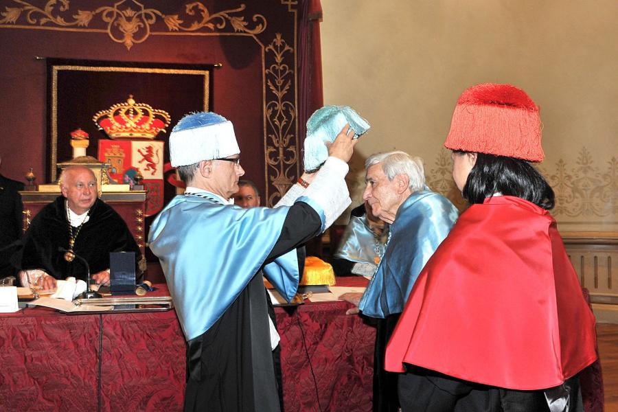 Alfredo Vigo coloca o birrete a Antonio Bonet Alfredo Vigo coloca o birrete a Antonio Bonet