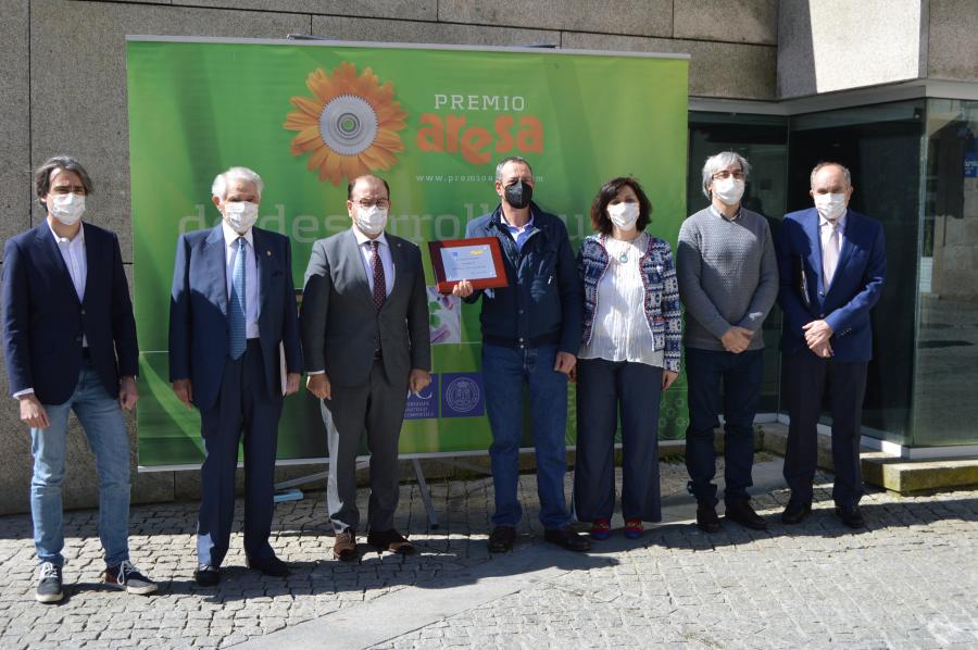 O presidente de A Carqueixa, coa placa conmemorativa, entre Antonio López e Montserrat Valcárcel, o presidente de Aresa e demais finalistas O presidente de A Carqueixa, coa placa conmemorativa, entre Antonio López e Montserrat Valcárcel, o presidente de Aresa e demais finalistas