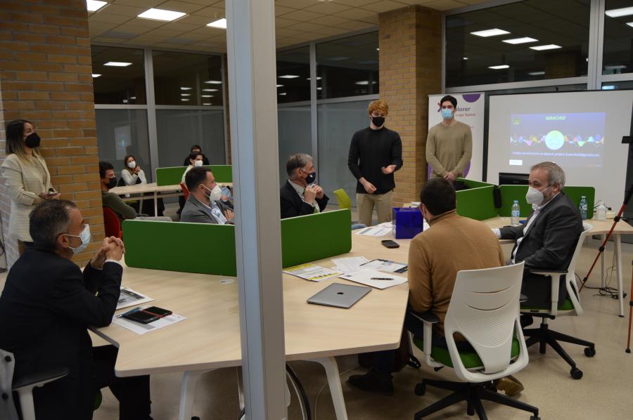 Dous emprendedores presentan a súa iniciativa ante o xurado do programa