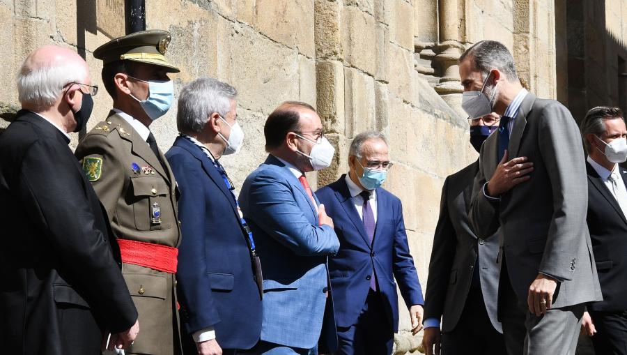 O reitor Antonio López recibiu ao rei Felipe VI á súa chegada ao Colexio de Fonseca. FOTO: Santi Alvite