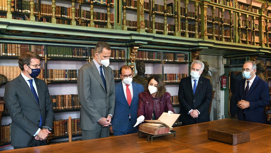 O rei visitou a Biblioteca América da USC. FOTO: Santi Alvite 