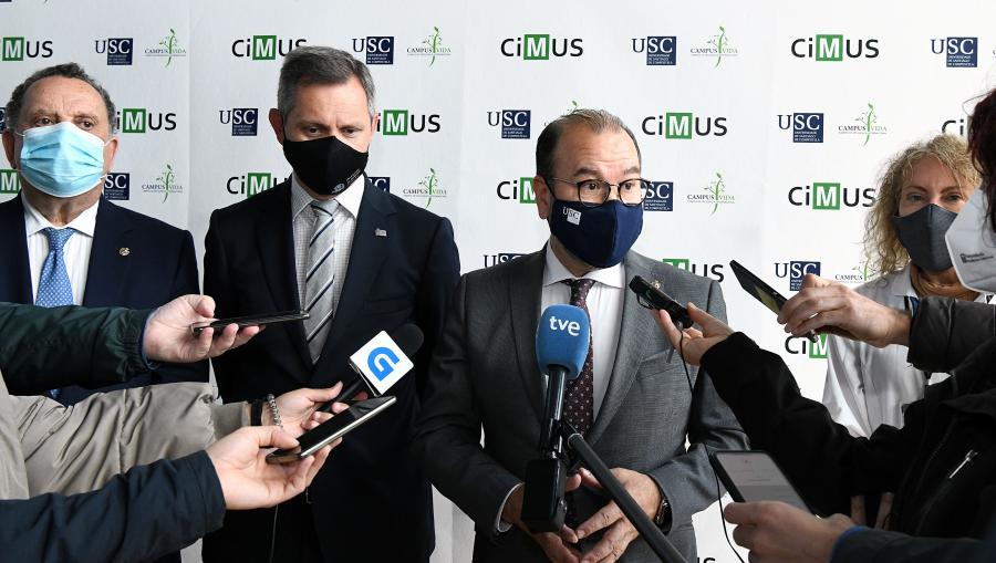 O reitor e o delegado do Goberno atenderon os medios de comunicación. FOTO: Santi Alvite