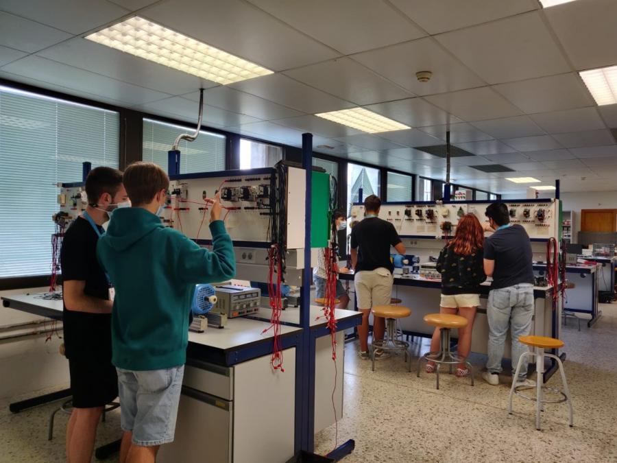 Estudantes en laboratorios do Campus de Lugo